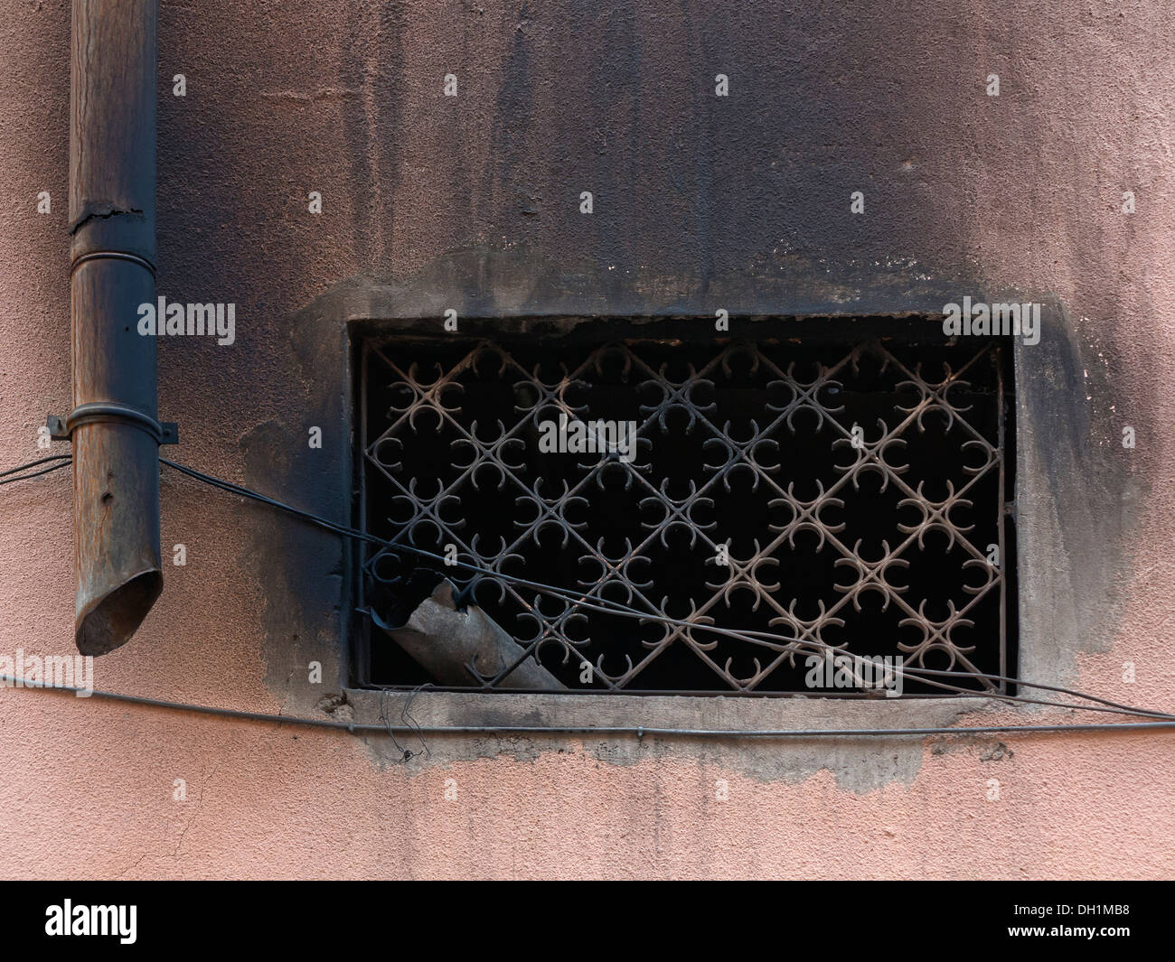 Close up ornati di sfiato di aria nel lato dell'edificio che mostra il fumo e inquinamento dei fumi del Marocco Foto Stock