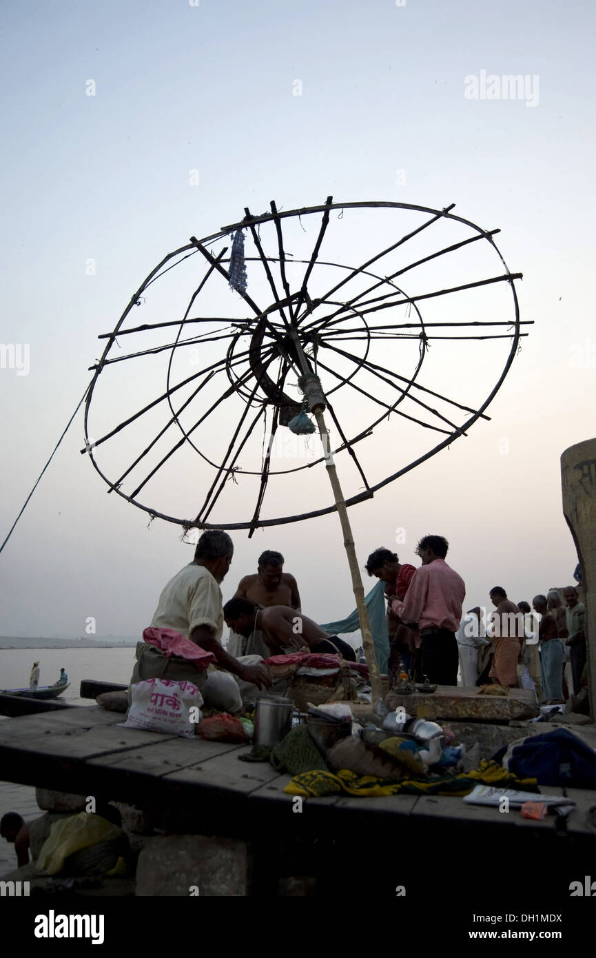 Circolare ombrello rotto nervature Varanasi Ghat Ganga gange banaras Uttar Pradesh, India Foto Stock