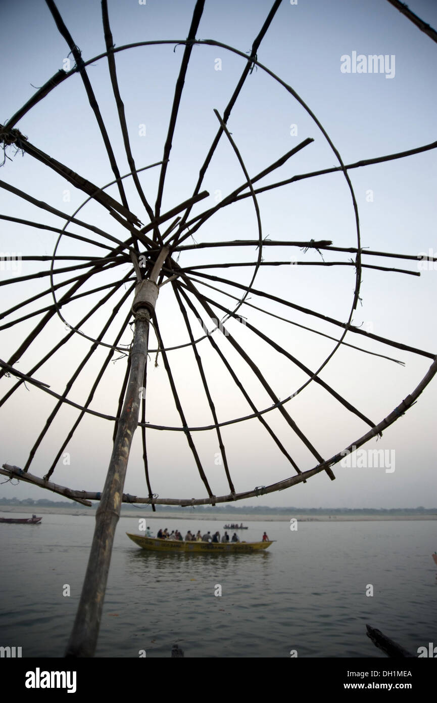 Abstract circolare nervature ombrello Varanasi Ghat Ganga gange banaras Uttar Pradesh, India Foto Stock