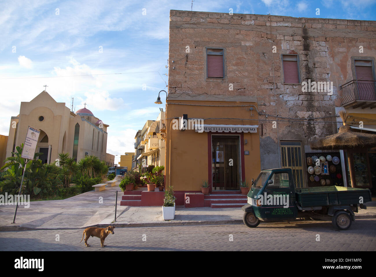 Via Roma, Main Street su Lampedusa, la più grande isola italiana di Isole Pelagie nel Mare Mediterraneo Foto Stock