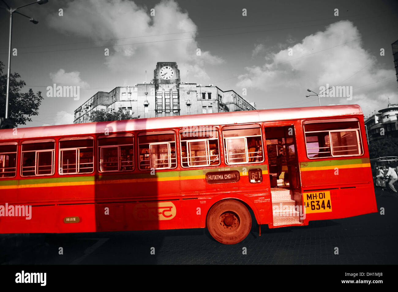 Dipinto di rosso bus migliore Asiatico edificio industriale churchgate Mumbai India Maharashtra Foto Stock