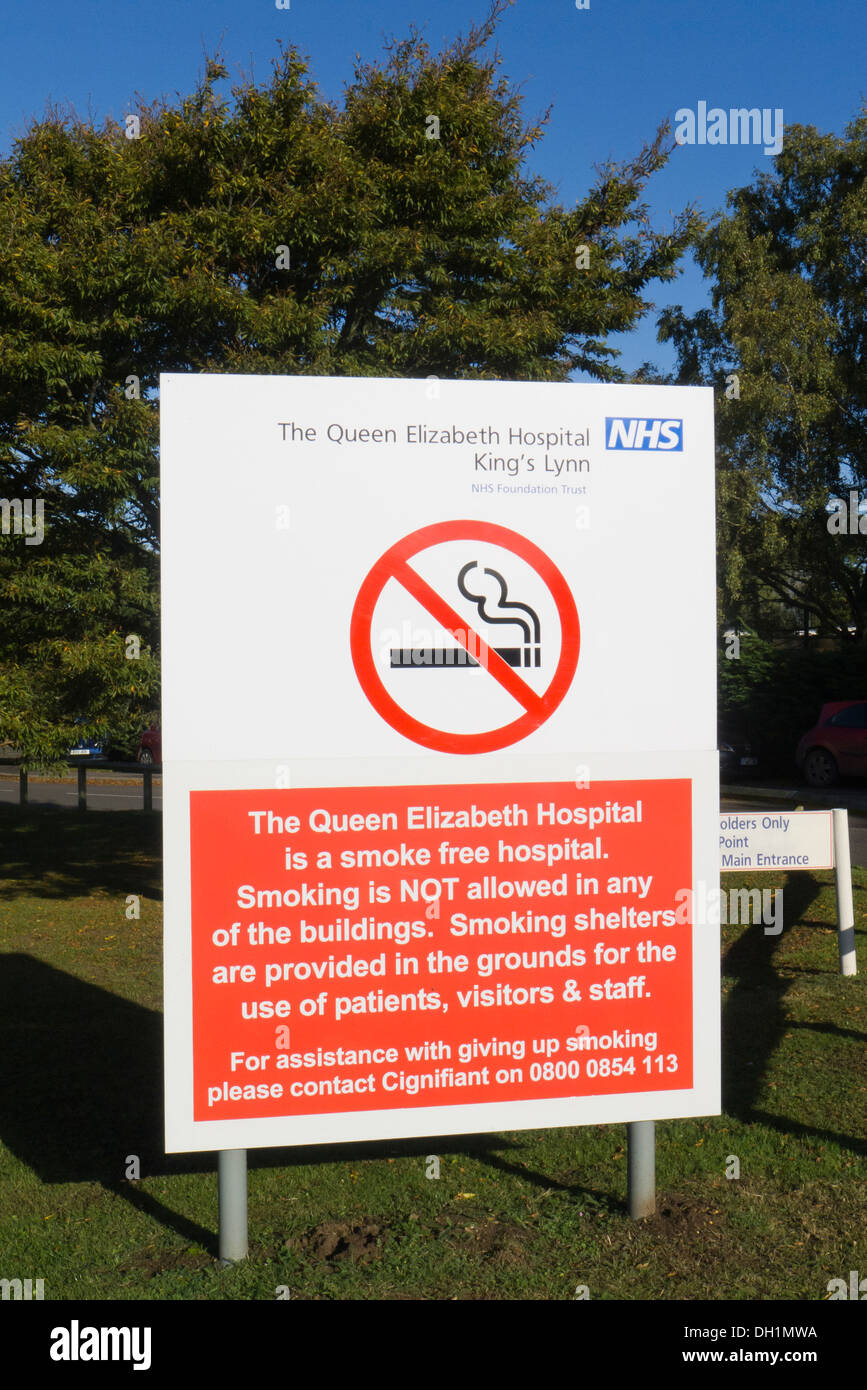 Non fumatori segno presso la Queen Elizabeth Hospital in King's Lynn, Norfolk. Foto Stock