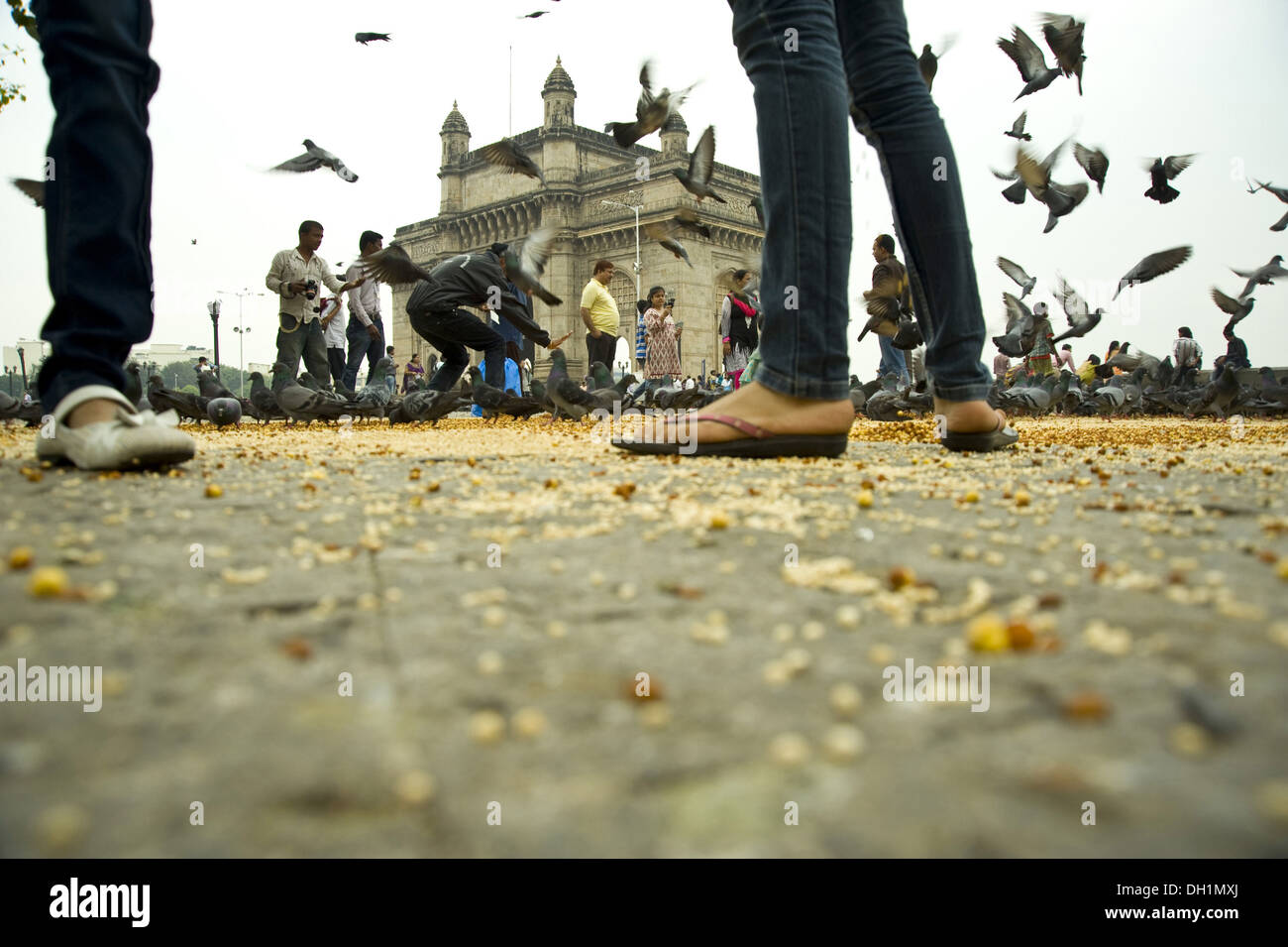 Persone piccioni Gateway of India Mumbai India Asia Foto Stock