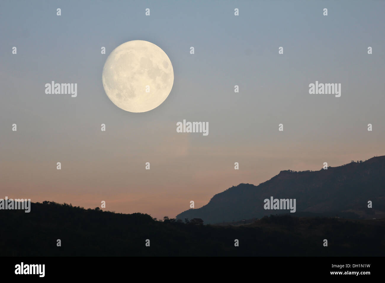 Grande luna sulla montagna nella luce del mattino. Foto Stock