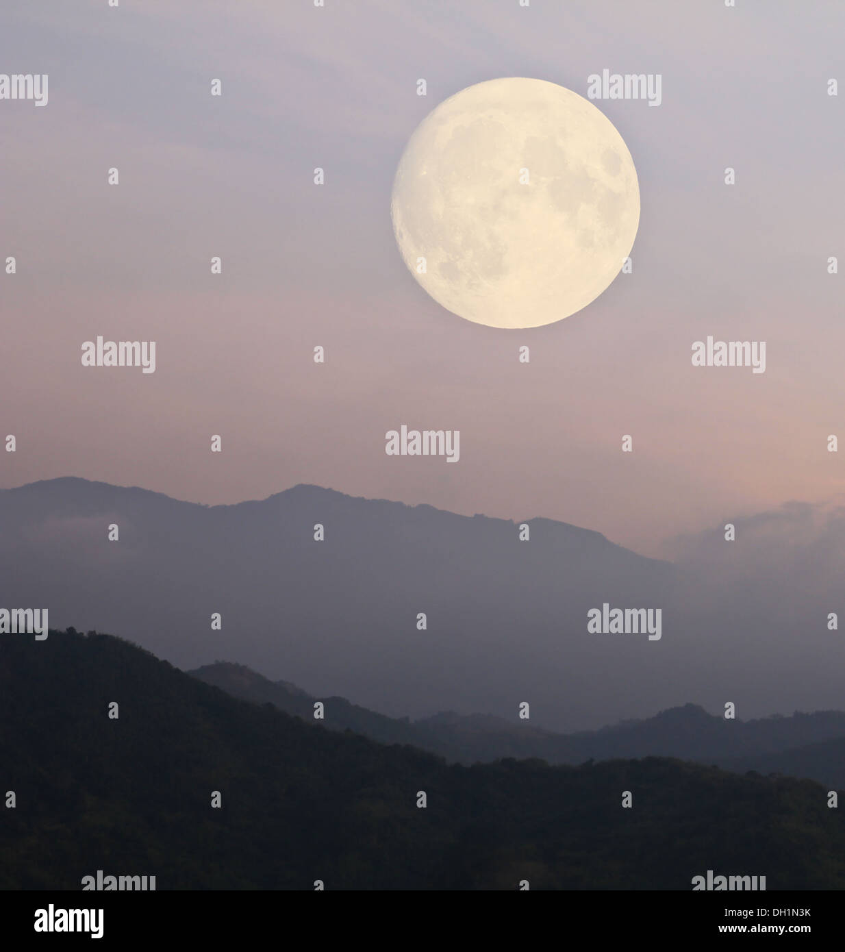 Grande luna sulla montagna nella luce del mattino. Foto Stock