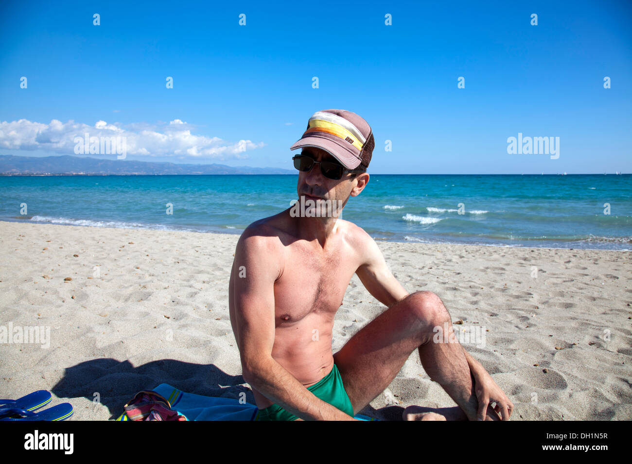 L'uomo con il cappello sulla spiaggia di Cagliari - Sardegna Foto Stock