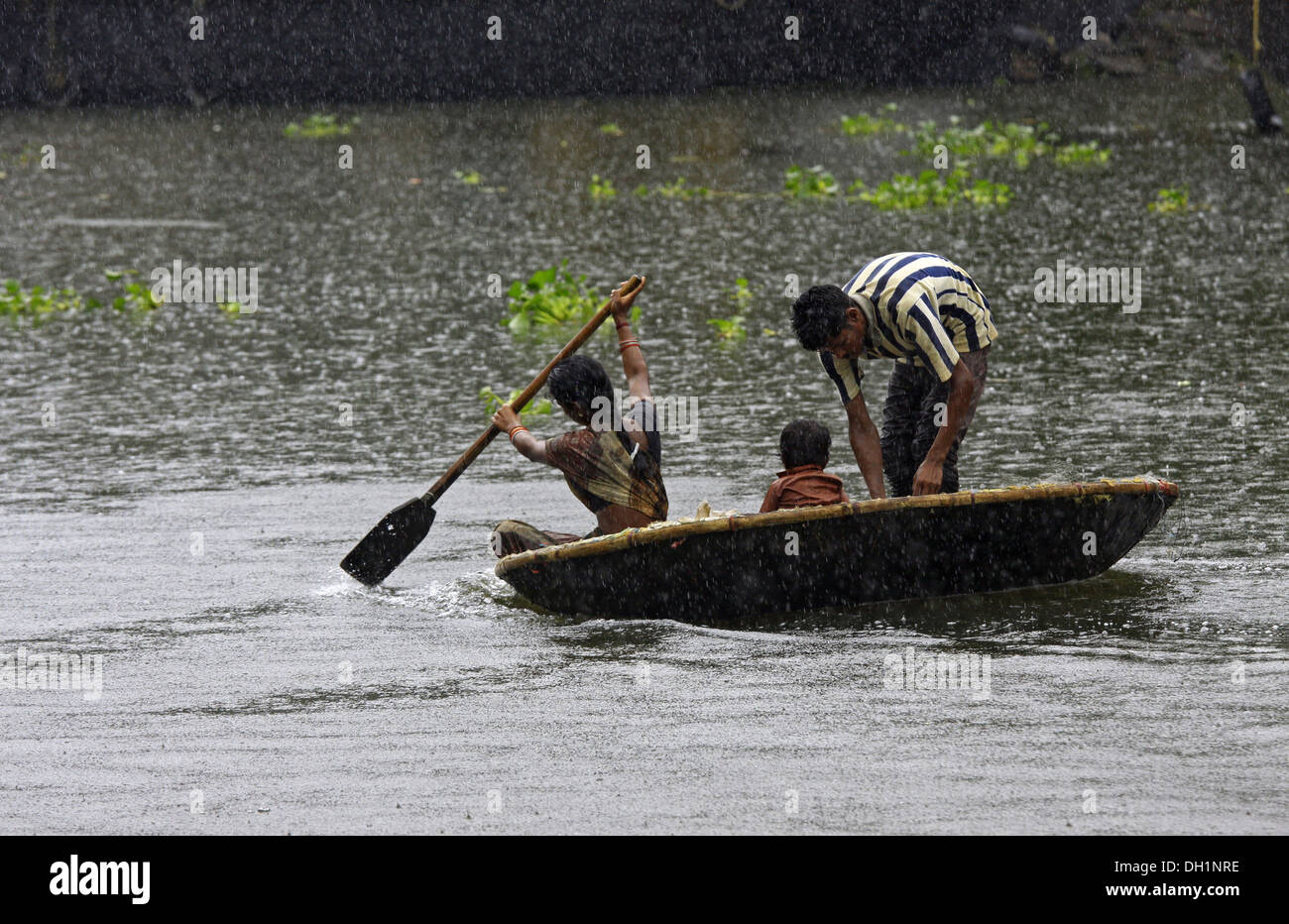 Famiglia circolare a remi in barca canoa lago punnamada Alleppey Kerala India Foto Stock