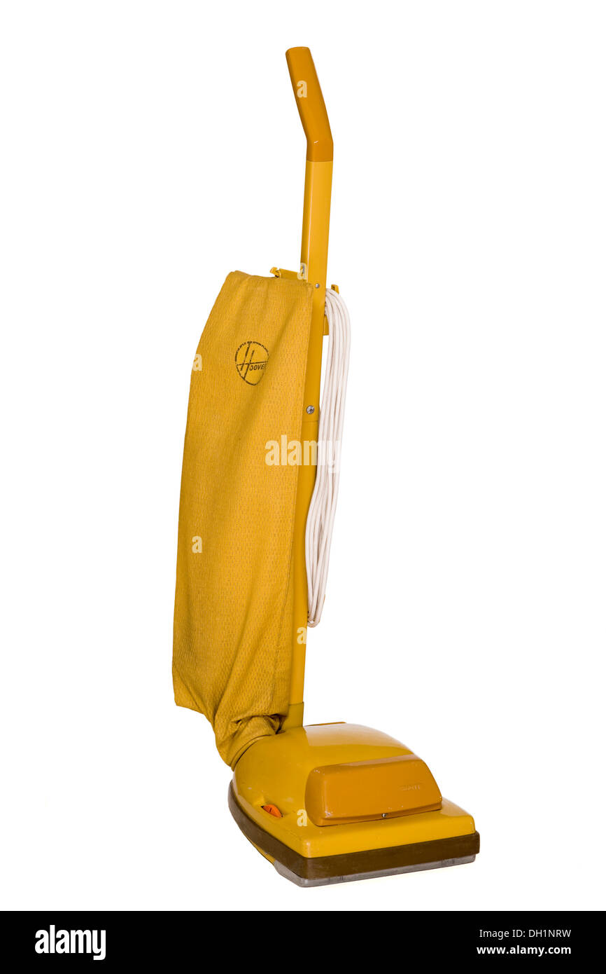 Anni Settanta / ottanta hoover aspirapolvere con giallo senape sacchetto per la polvere come un taglio su sfondo bianco. Foto Stock