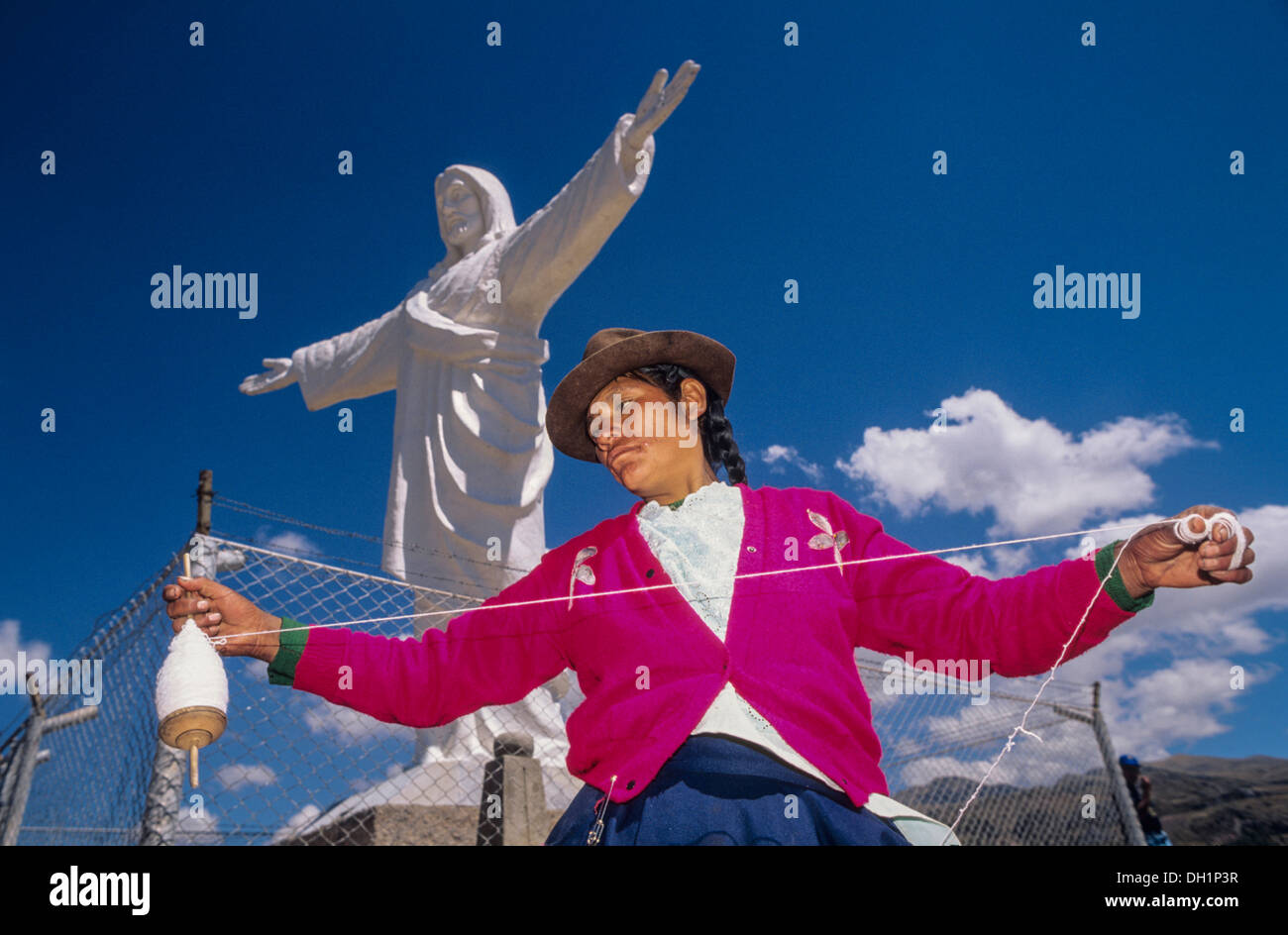 Statua del Cristo che domina la città, Cuzco, Perù, Sud America Foto Stock