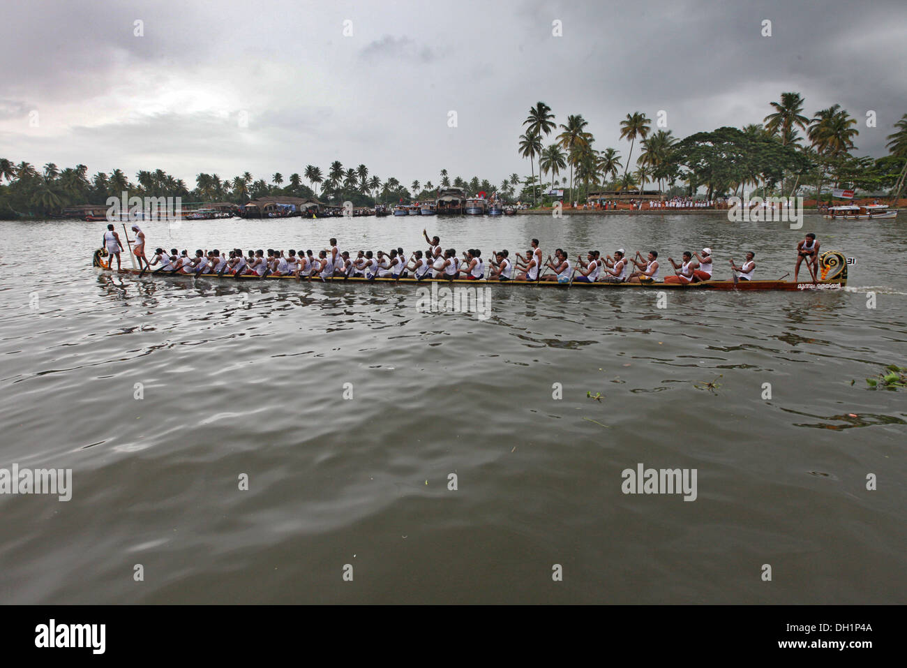 Corse in barca sul lago Punnamada a Kuttanad Alleppey Kerala India asia Foto Stock