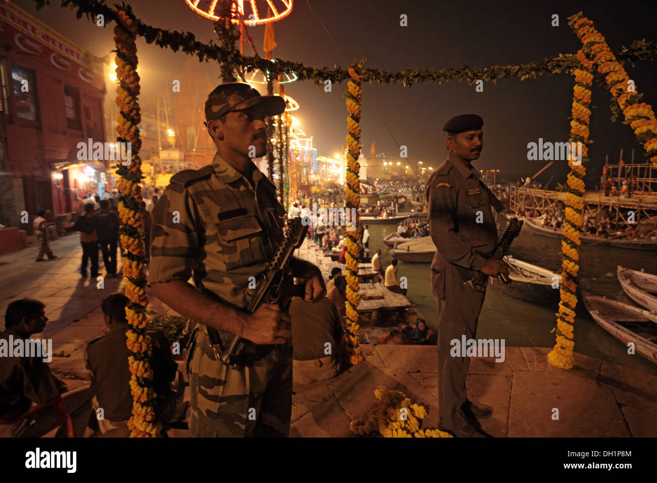 La polizia di sicurezza a guardia Ghats di Ganga Gange Varanasi Uttar Pradesh, India Foto Stock