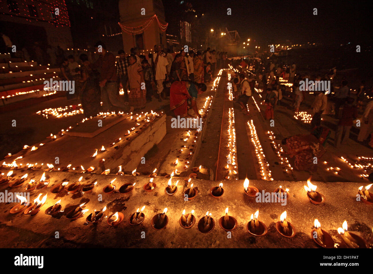 Lampade a olio accesa per celebrare Diwali Festival sul ghats di Ganga Gange a Varanasi Uttar Pradesh, India Foto Stock