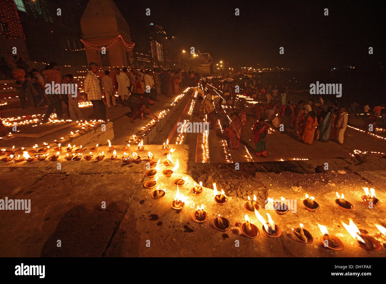 Olio di terracotta lampade accese per festeggiare Dev Deepavali sul Fiume Gange a Varanasi Uttar Pradesh, India Foto Stock