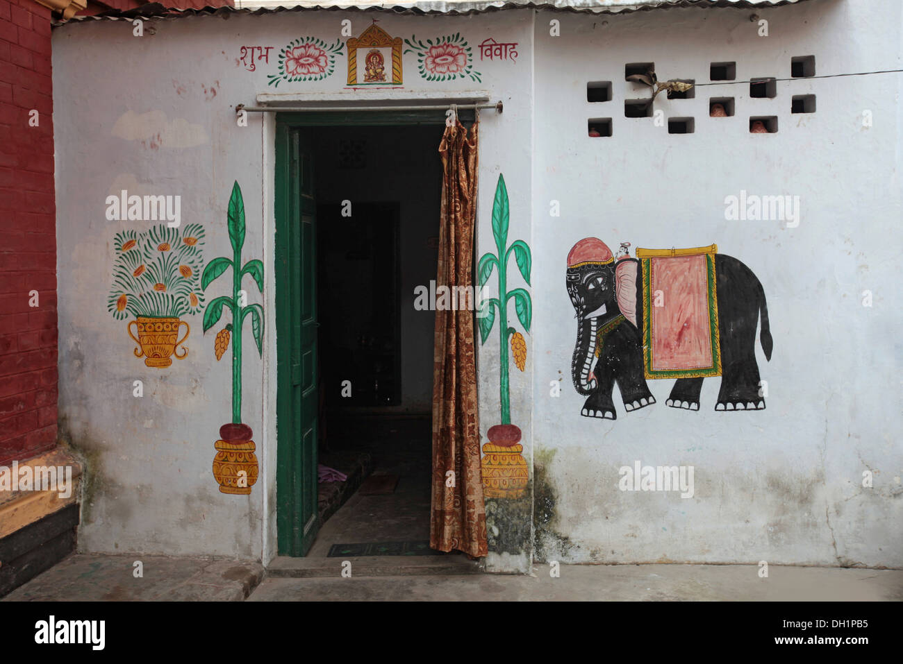 Porta di ingresso alla pittura parietale elephant fiori Varanasi Uttar Pradesh, India Foto Stock