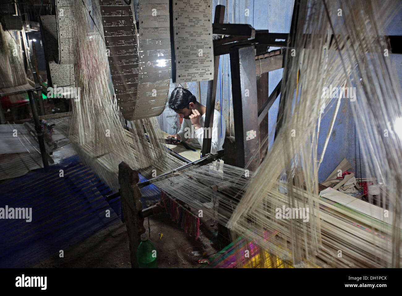 Handloom tessitori Banarasi tessitura saree Varanasi Uttar Pradesh, India Foto Stock