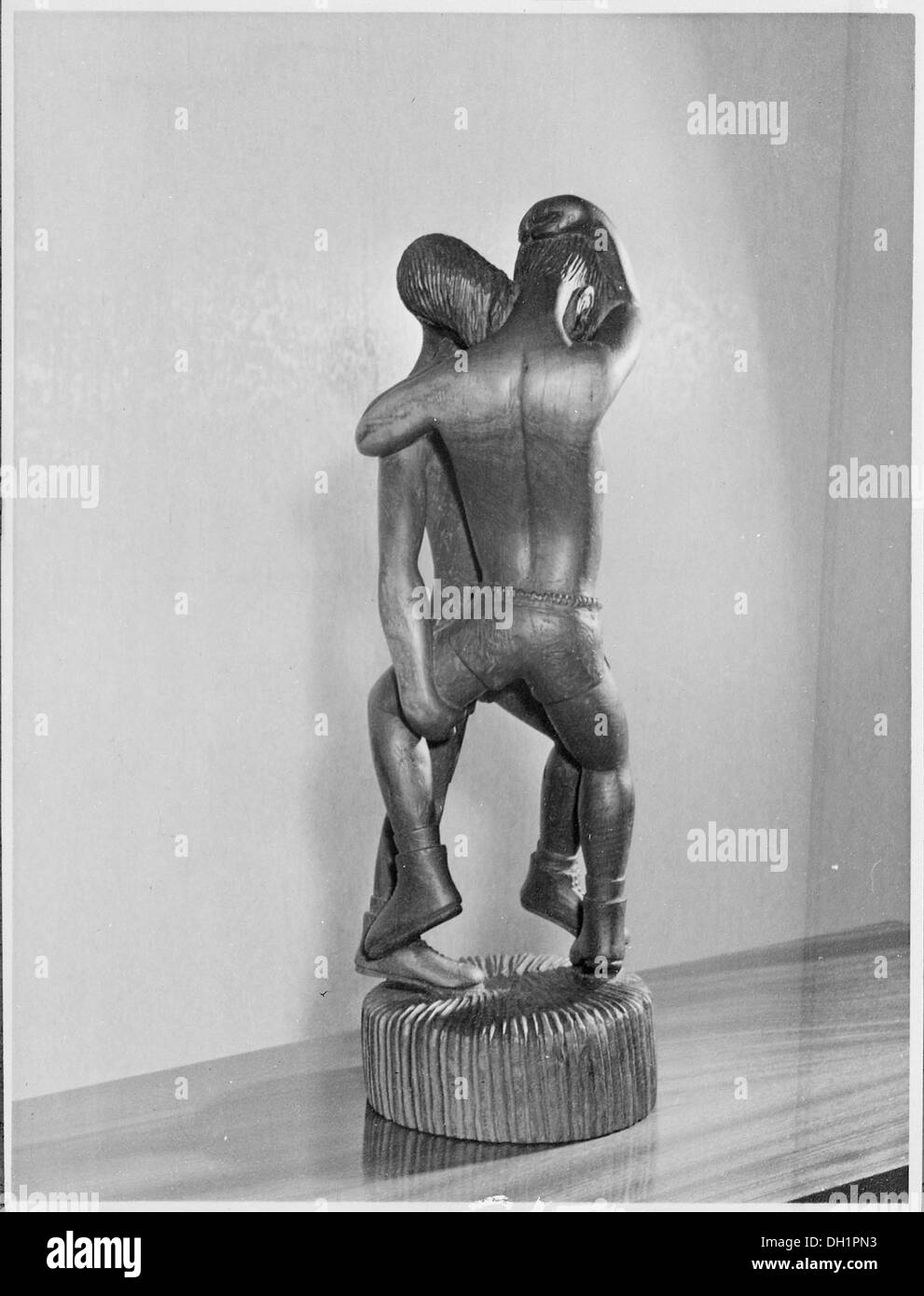 Una fotografia o un'opera d'arte intitolata "The Wrestlers" del 1961, probabilmente raffigurante un match di wrestling o una scena a tema dell'epoca. Foto Stock