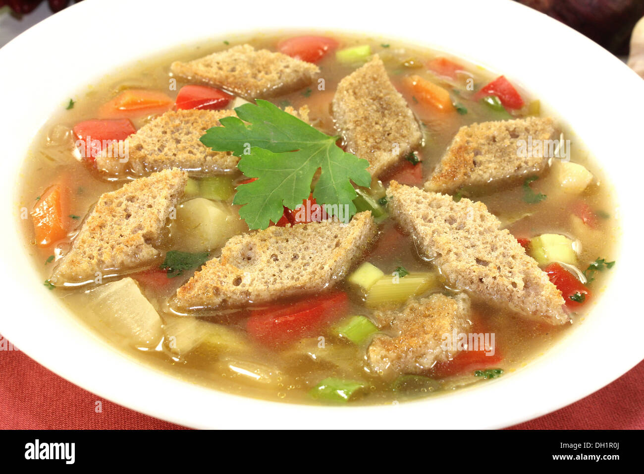 Una piastra con una colorata zuppa di pane Foto Stock