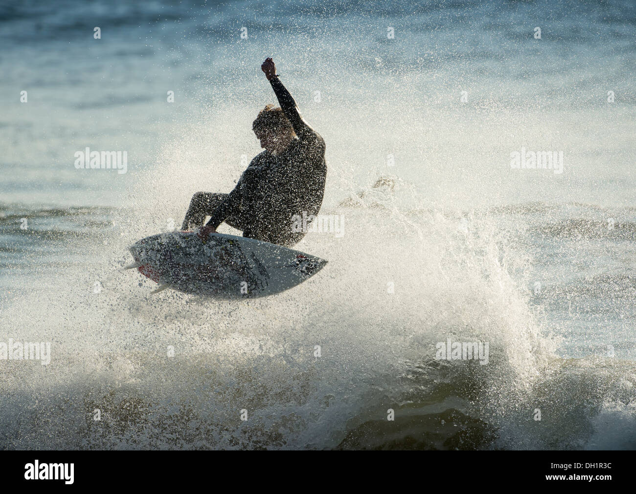 Surfer salta fuori il labbro, false bay, sud africa Foto Stock