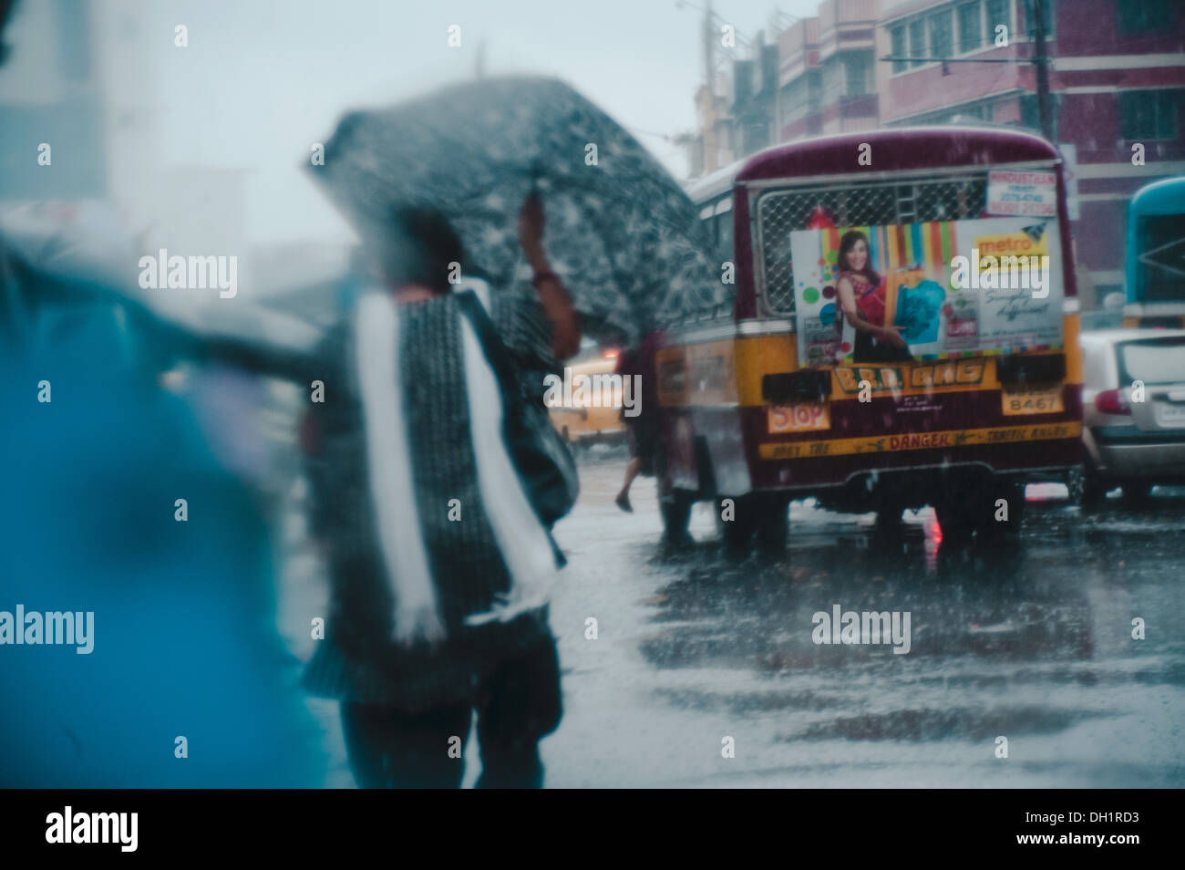 Persone donna lady holding ombrello pioggia monsonica bus street Kolkata west bengal India Asia Foto Stock