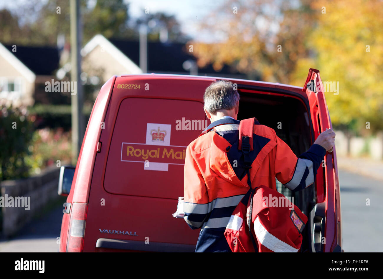 Royal Mail post l uomo e il suo furgone Foto Stock