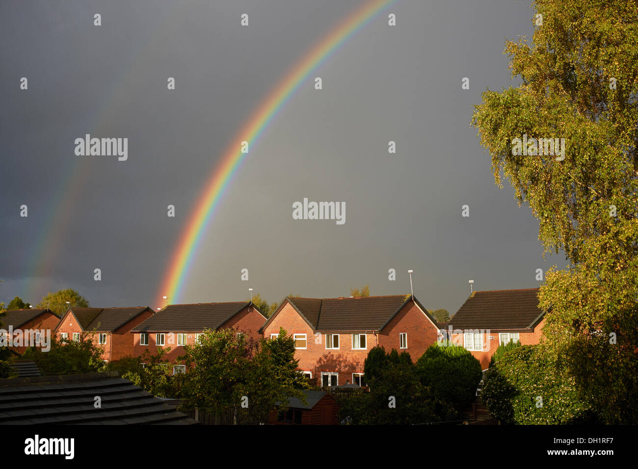 Chester, Regno Unito. Il 29 ottobre 2013. Regno Unito meteo. Nuvole scure e sharp docce con sole producono un arcobaleno sui tetti. Credito: Andrew Paterson/Alamy Live News Foto Stock