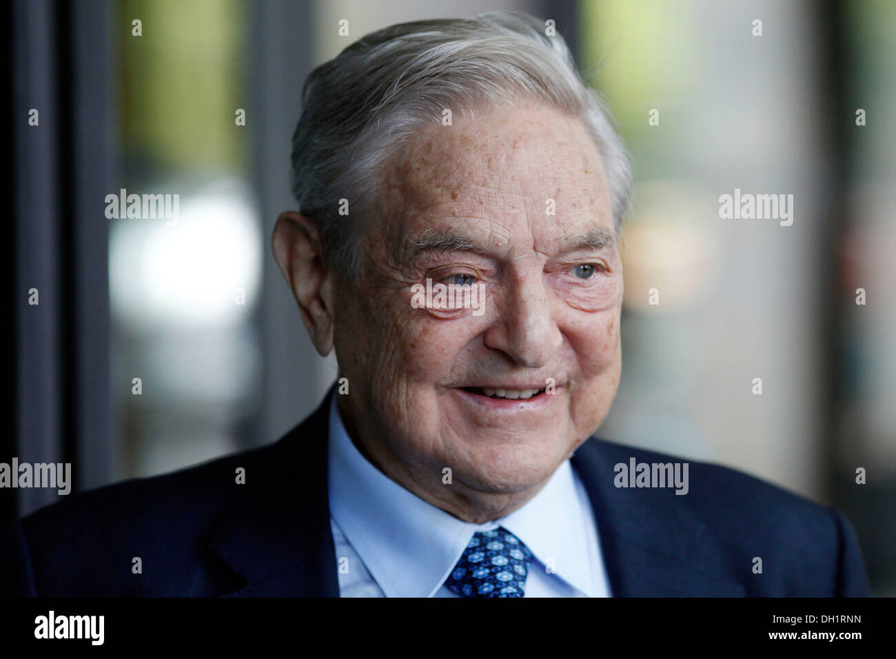 George Soros arriva a Portcullis House di Londra Gran Bretagna il 29 ottobre 2013. Foto Stock