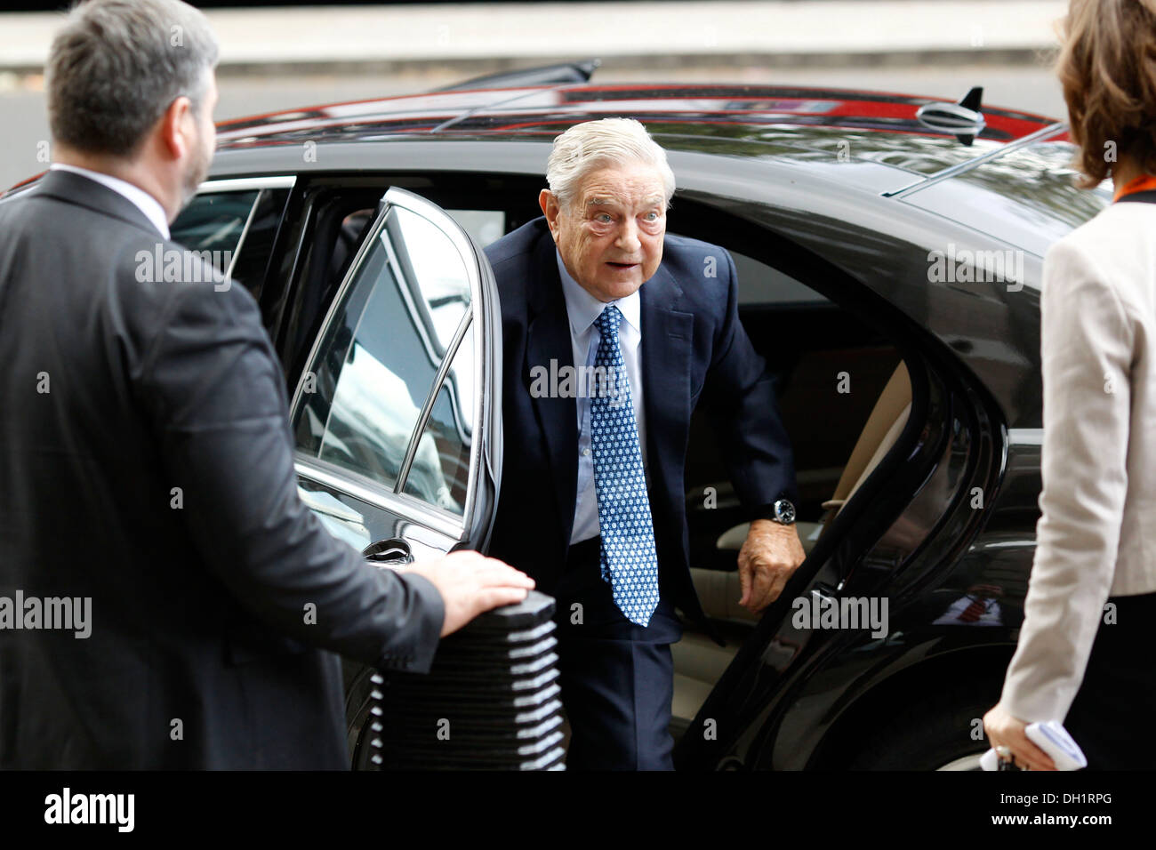 George Soros arriva a Portcullis House di Londra Gran Bretagna il 29 ottobre 2013. Foto Stock