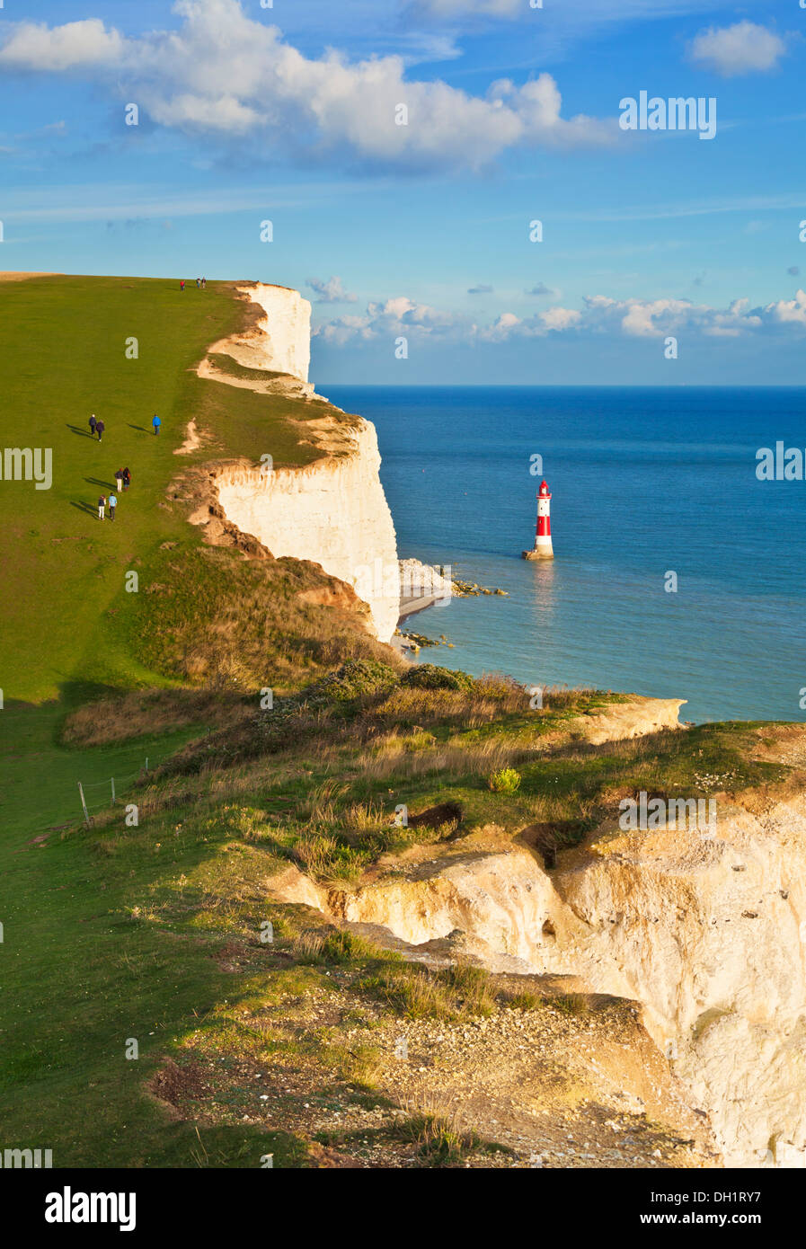 Beachy Head Lighthouse sotto sette sorelle chalk cliffs South Downs way national park East Sussex England Regno unito Gb eu europe Foto Stock