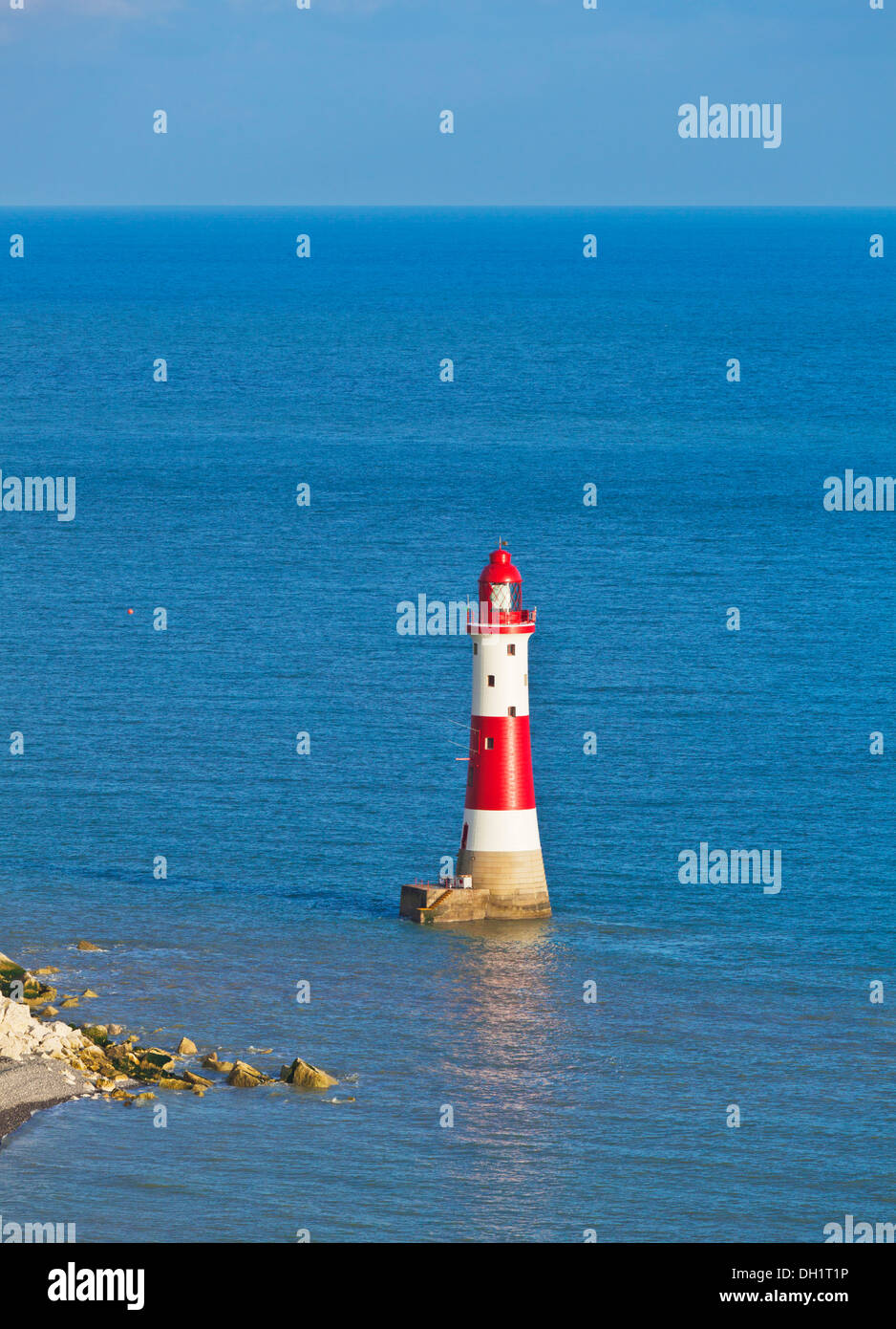 Faro di Beachy Head sotto Seven Sisters scogliere di gesso South Downs parco nazionale est sussex inghilterra uk gb europa Foto Stock