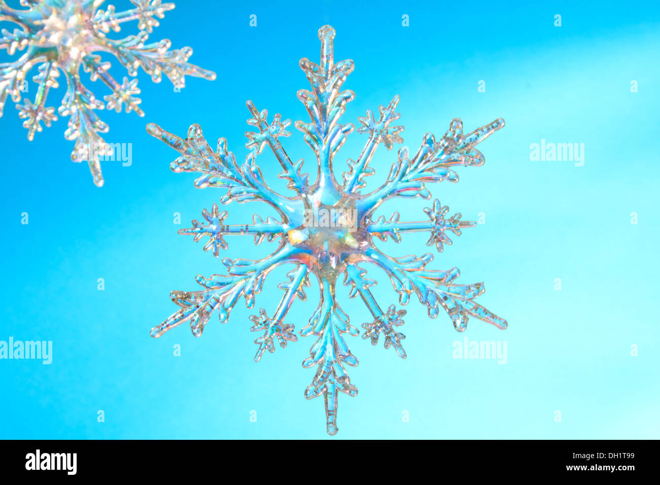 Il simbolo del fiocco di neve forma, foto su sfondo blu Foto Stock