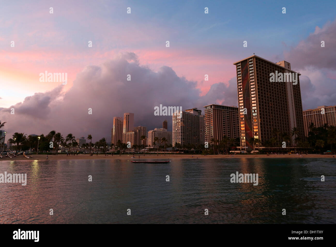 Tramonto sulla spiaggia di Waikiki, l'Hilton Hawaiian Village, Honolulu, O'ahu, Hawai'i, USA, America Foto Stock