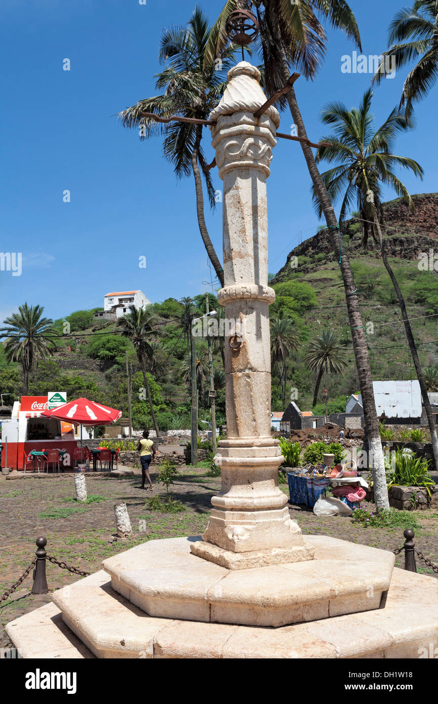 16TC gotica-stile pillory per schiavo whipping.marmo bianco con sfera Armillary. Cidade Velha, ex Ribeira Grande, Isola di Santiago, Capo Verde Foto Stock