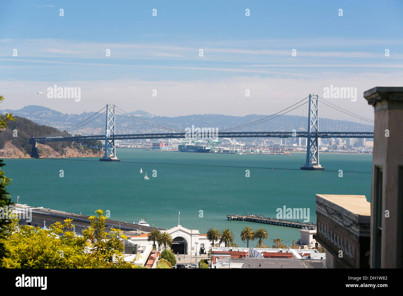 Telegraph Hill distretto con una vista verso il Ponte della Baia di San Francisco, California, Stati Uniti d'America Foto Stock