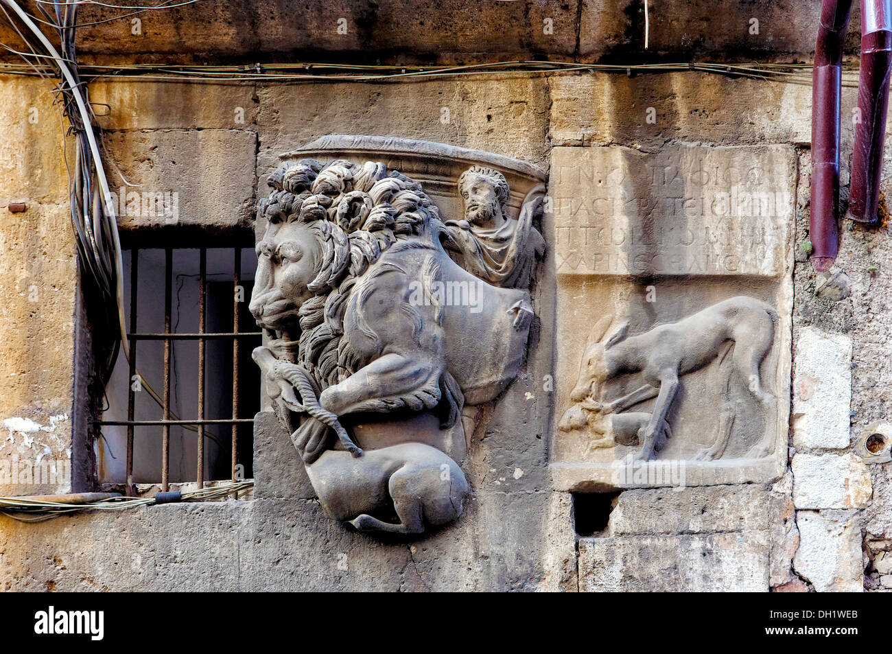 Roman altorilievo sulla parete della Casa dei Manili, Roma Italia Foto Stock