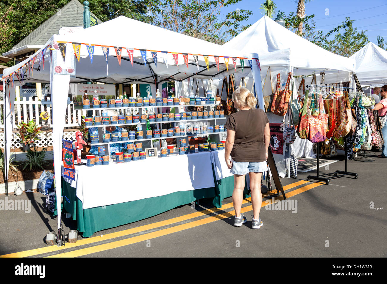 Venditore a vendere NCAA koozies sport con loghi squadra al supporto Dora fiera di artigianato Festival 2013 in Florida centrale. Foto Stock