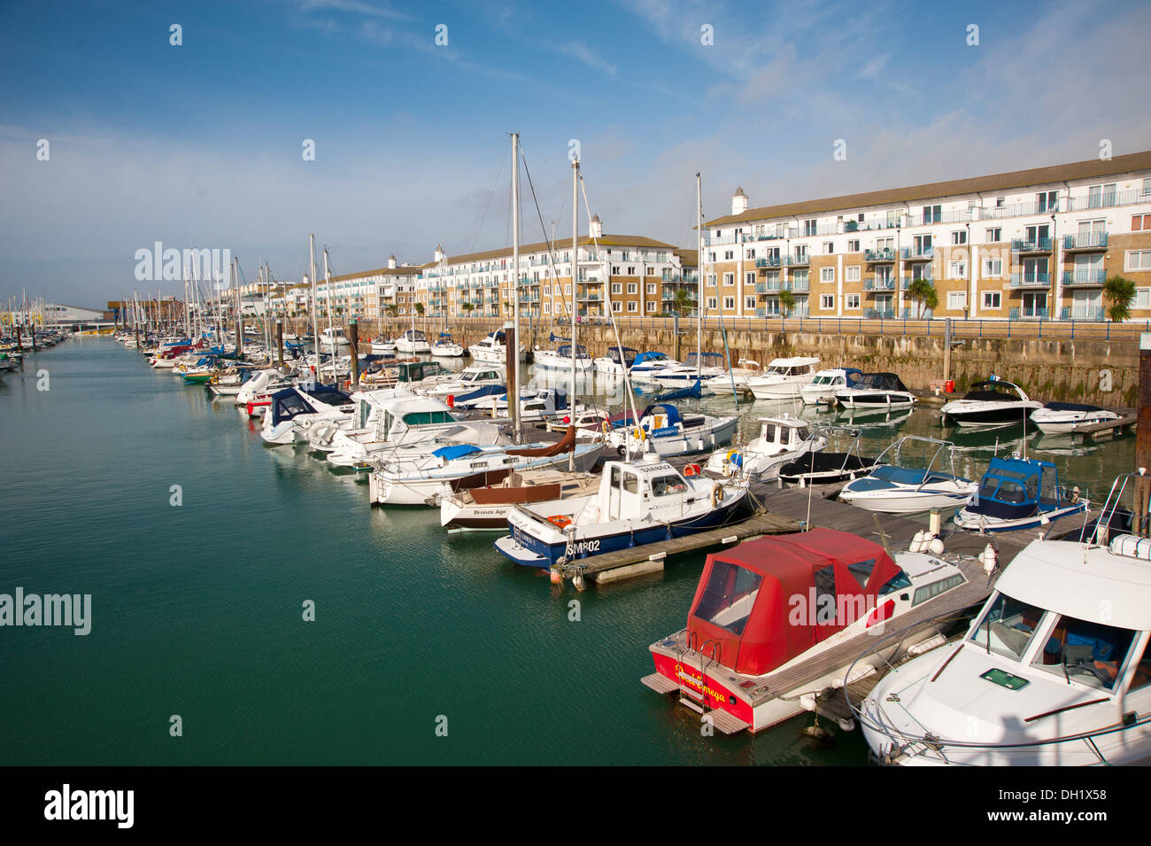 Barche e yacht ormeggiati in Brighton Marina con alloggiamento dietro REGNO UNITO Foto Stock