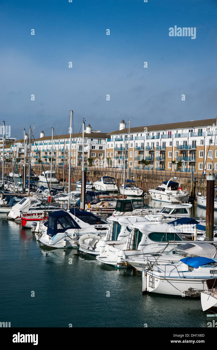 Barche e yacht ormeggiati in Brighton Marina con alloggiamento dietro REGNO UNITO Foto Stock