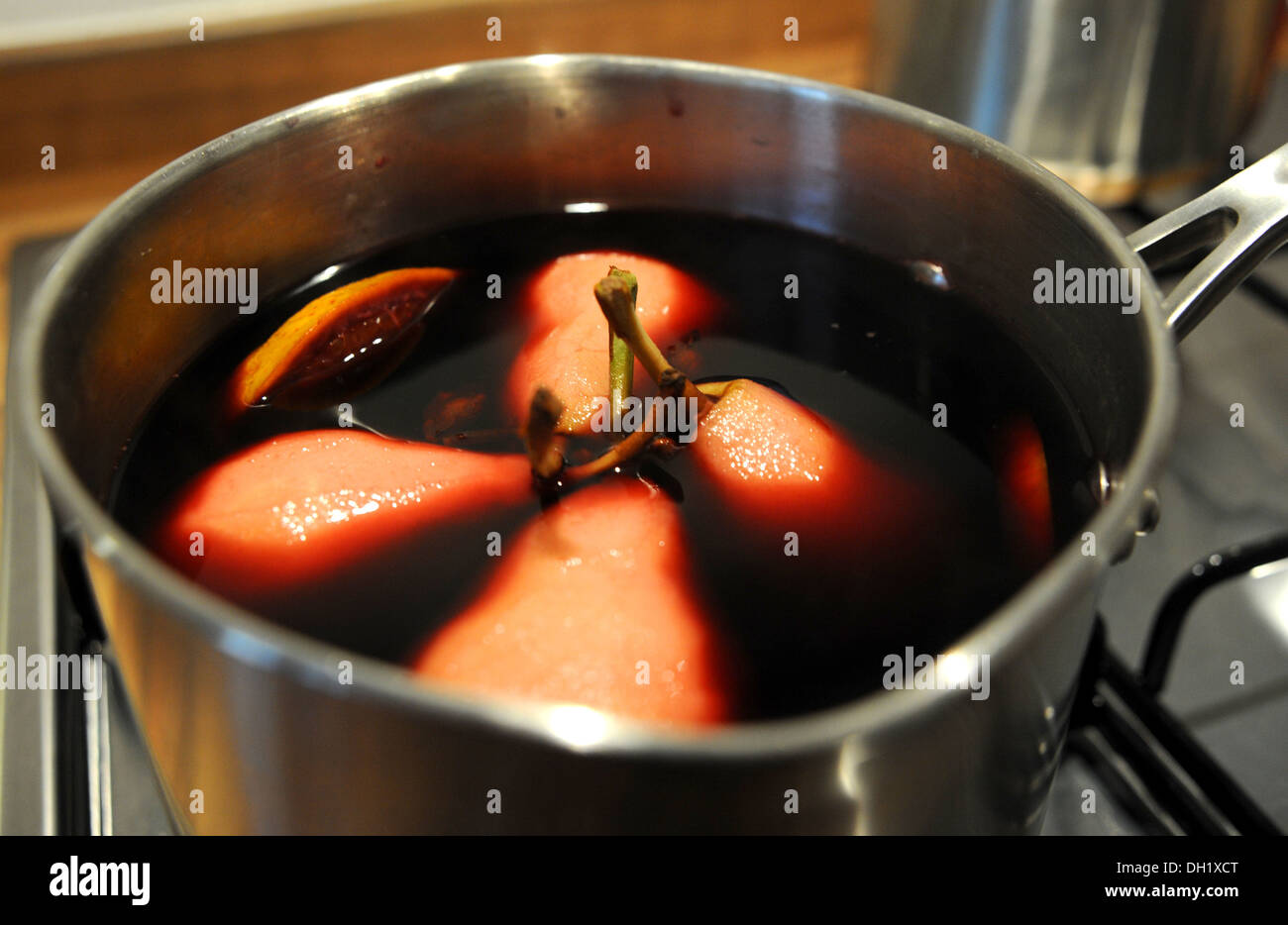 Scottata di pere al vino rosso dolcemente una cottura in casseruola Foto Stock