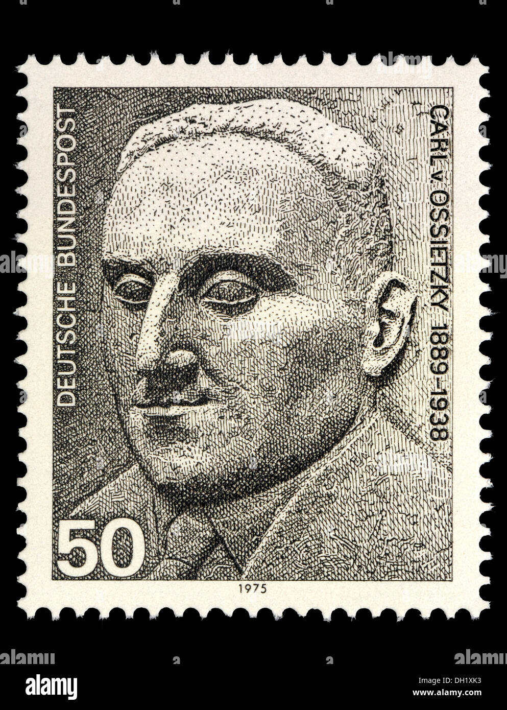 Ritratto di Carl von Ossietzky (1889-1938: pacifista tedesco e il destinatario del 1935 Premio Nobel per la Pace) sul francobollo tedesco Foto Stock