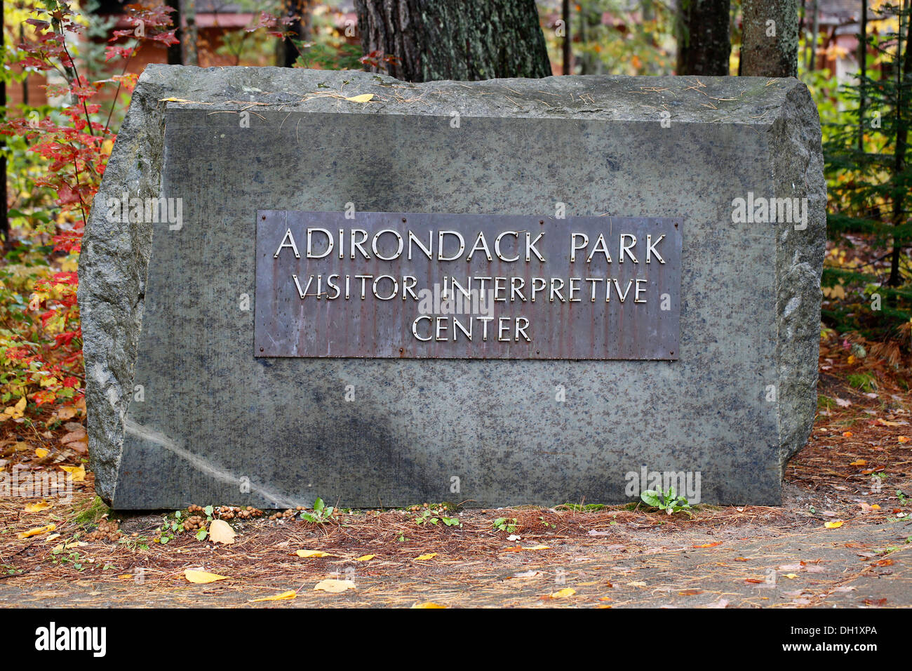 Parco Adirondack visitatore Interpretive Center, iscrizione su pietra, Upstate New York, Stati Uniti d'America Foto Stock