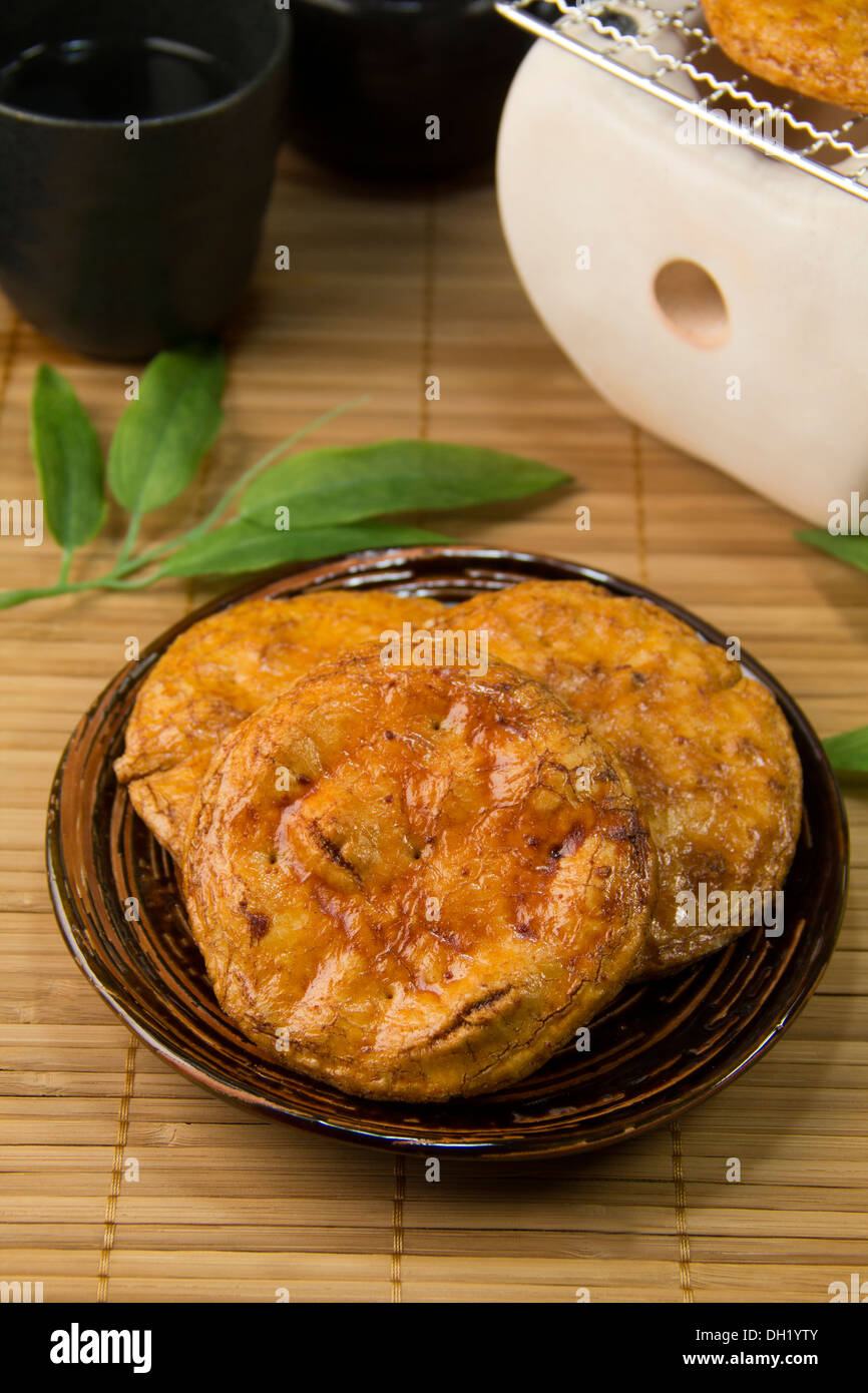 La salsa di soia aromatizzata senbei (cracker di riso) Foto Stock
