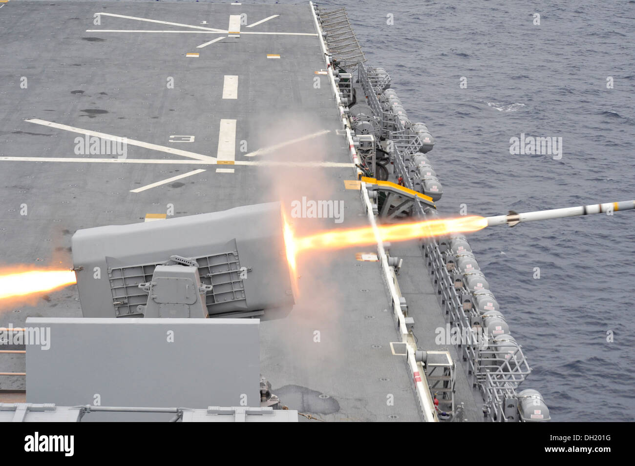 USS Bataan marinai fire un cerchio-116 Cellula di rotolamento Missile (RAM). La RAM fornisce le navi con auto-sistema di difesa contro i missili antinave e aria asimmetrica e minacce di superficie. Il multipurpose Amphibious Assault nave USS Bataan (LHD 5) e ventiduesima Marin Foto Stock