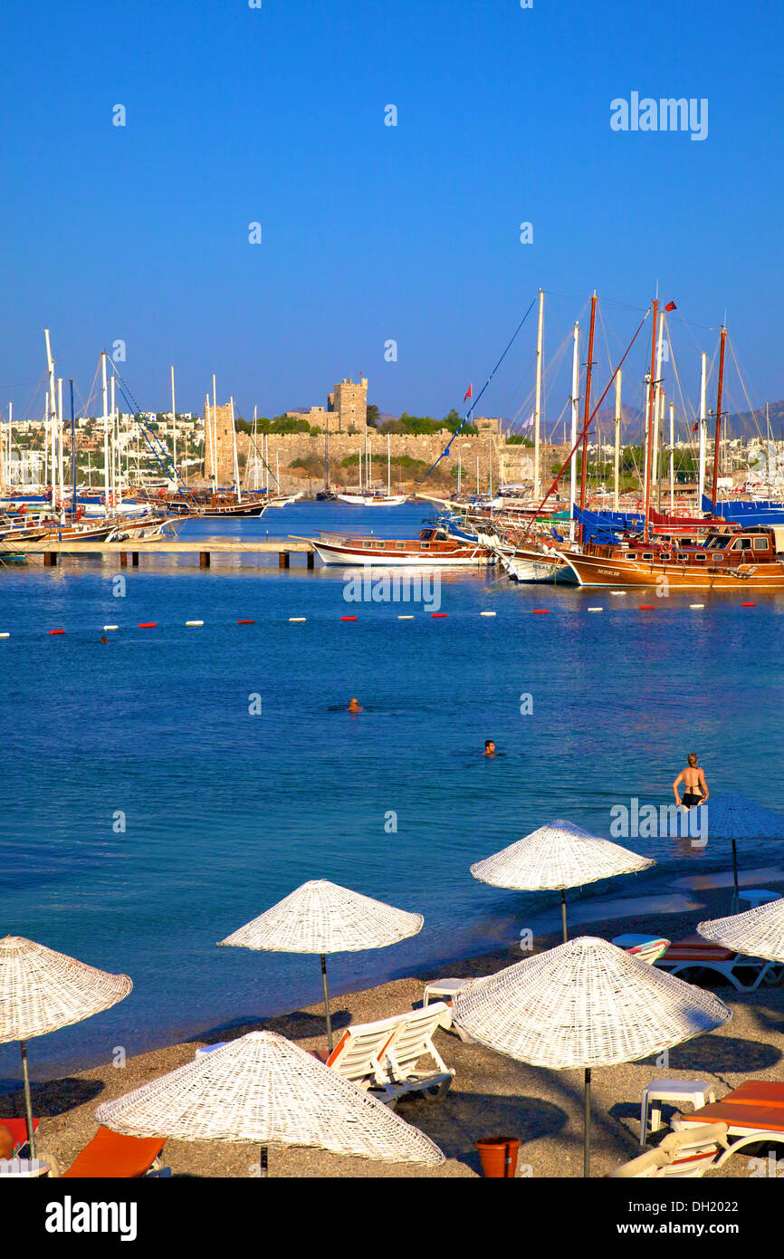 Spiaggia, barche e Castello di San Pietro, bodrum, Turchia, Asia. Foto Stock