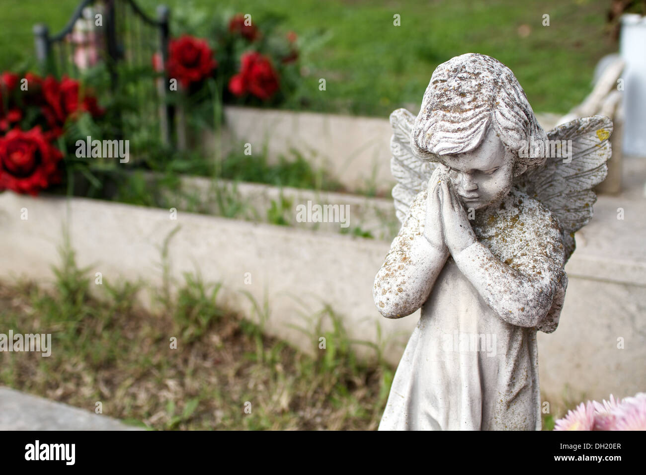 Angelo nel cimitero con le croci in background Foto Stock