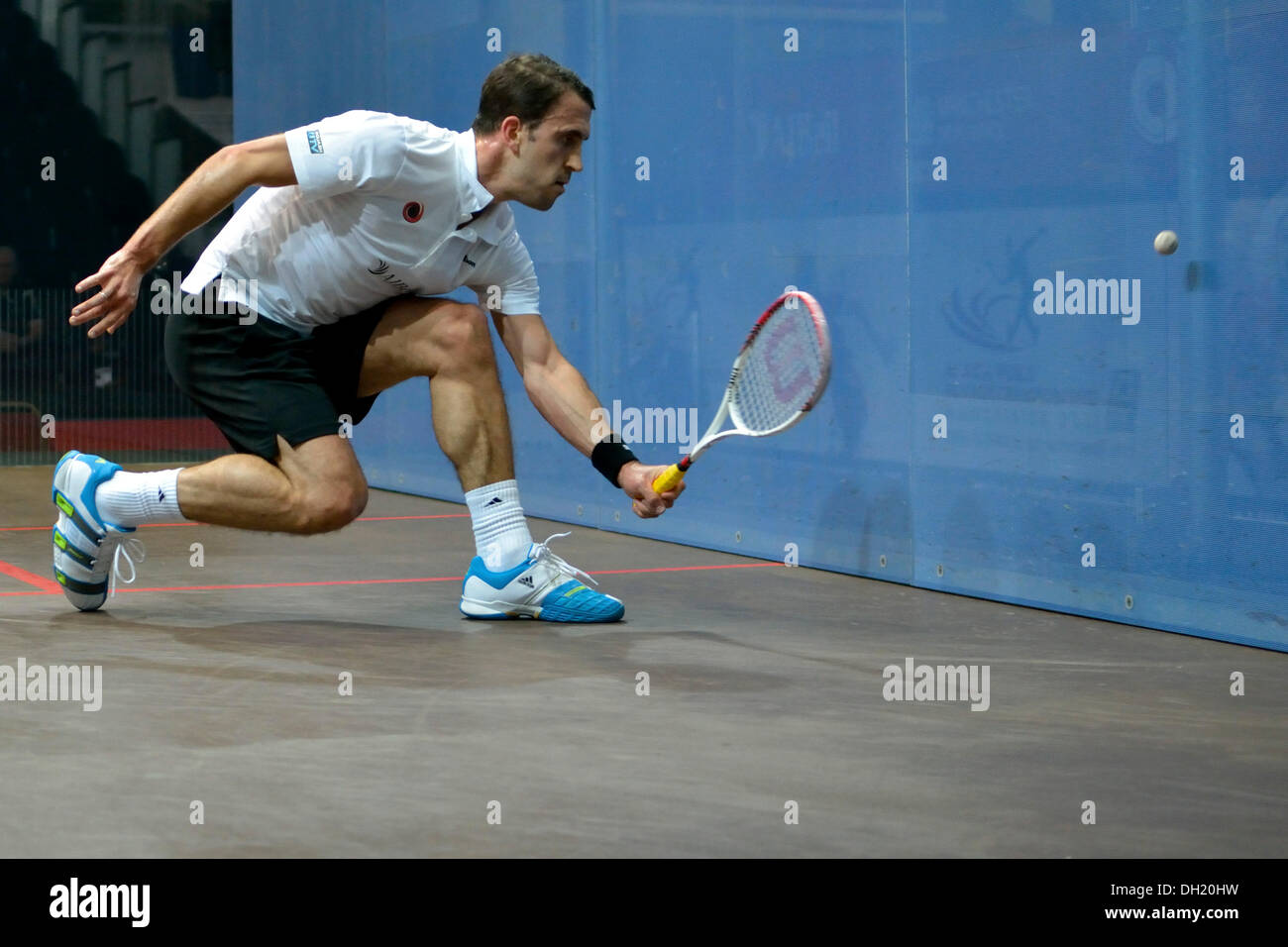 Manchester, Regno Unito. 29 ott 2013. Peter Barker (Inghilterra) si ritira dopo il terzo gioco del suo secondo round partita contro Henrik Mustonen (Finlandia) quando conduce 11-2, 11-4, 6-11. Campionato del Mondo di Squash Manchester, UK 29 ottobre 2013 Credit: Giovanni friggitrice/Alamy Live News Foto Stock