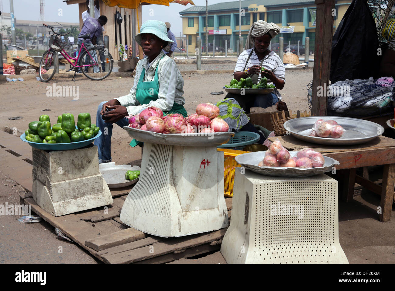 Lo chassis vuoto di monitor per computer come tabelle di vendita in un mercato in Agbogbloshie township, capitale di Accra / Ghana Foto Stock