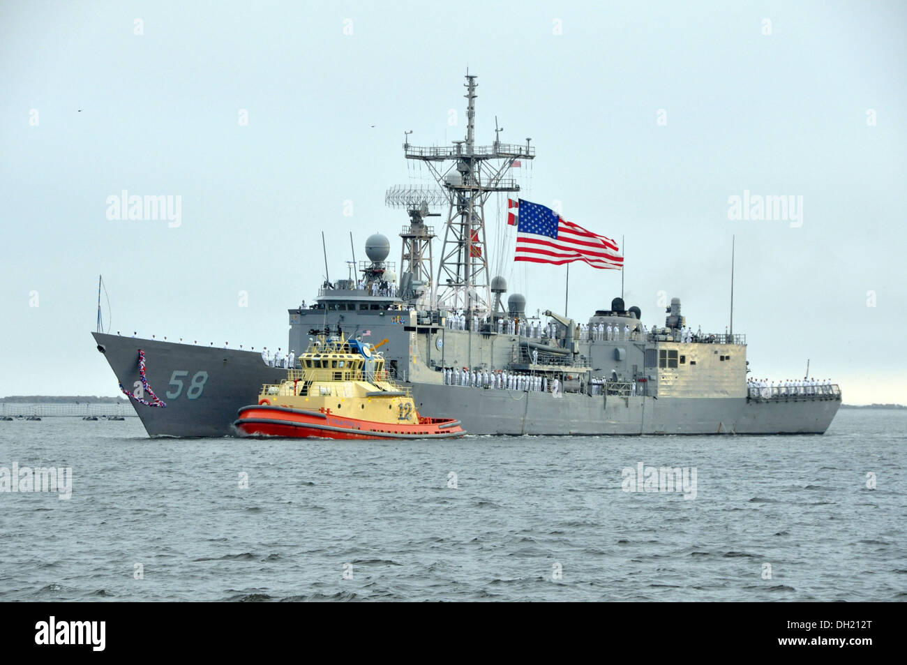 Il guidato-missile fregata USS Samuel B. Roberts (FFG 58) ritorna alla porta di casa a Naval Station Mayport dopo sei mesi di distribuzione per il Mare Mediterraneo centrale e DEGLI STATI UNITI Africa il comando Foto Stock