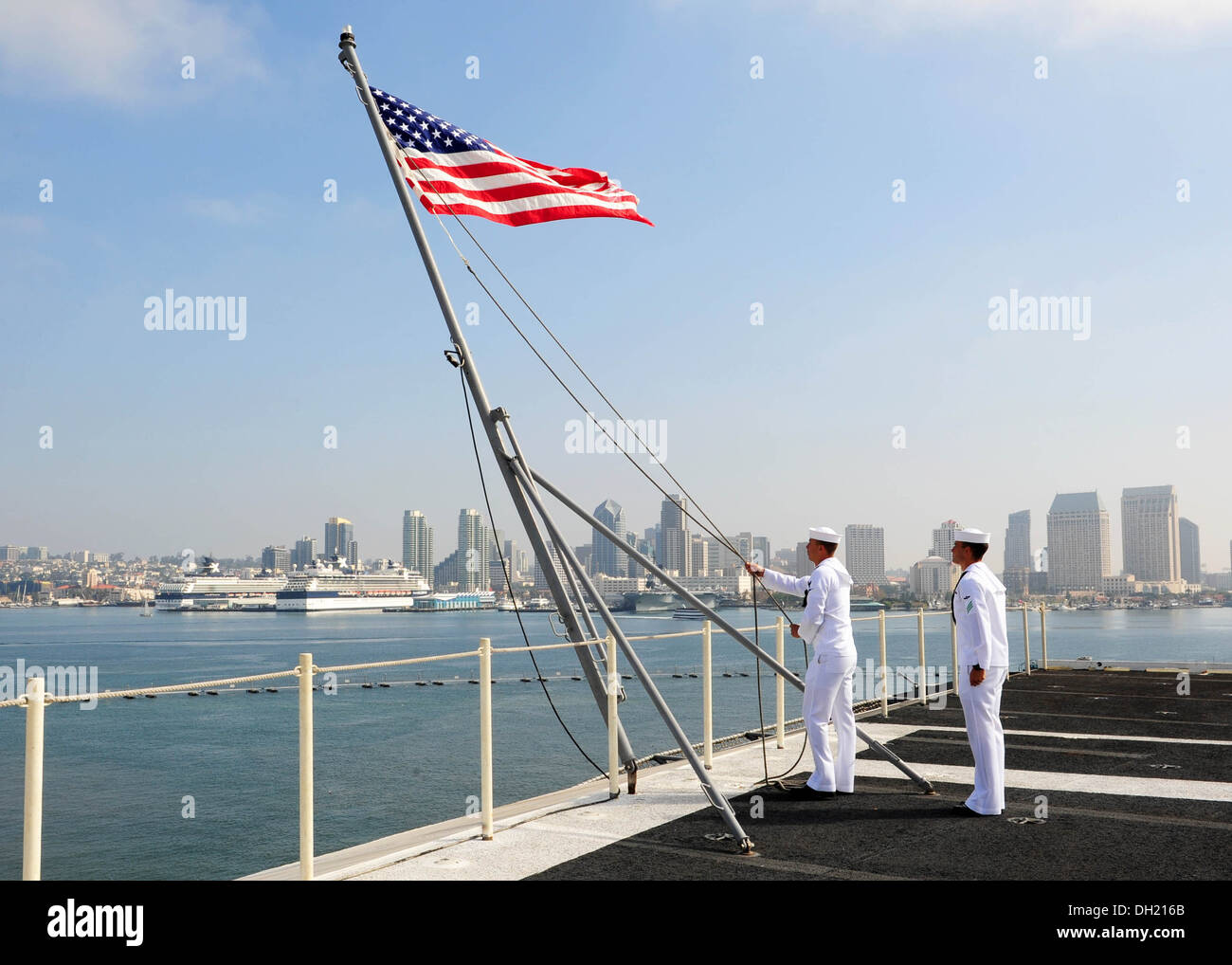 Airman Brandon dolce, diritto, da Foxboro, Massachusetts, e aviazione Ordnanceman 3° di classe Mario Mendoza, da Norwalk, California, sollevamento Foto Stock