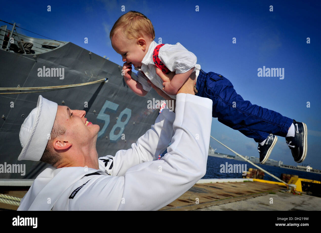 Tecnico elettronico di terza classe Daniel Jacox solleva il suo figlio in aria sul molo Naval Station Mayport dopo il ritorno da sei mesi di distribuzione a bordo del guidato-missile fregata USS Samuel B. Roberts (FFG 58). Samuel B. Roberts distribuito negli Stati Uniti Foto Stock