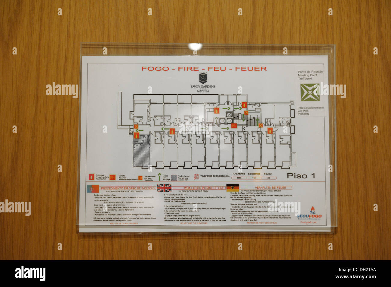 Hotel fire mappa di evacuazione che mostra le uscite di sicurezza e la via di fuga Foto Stock